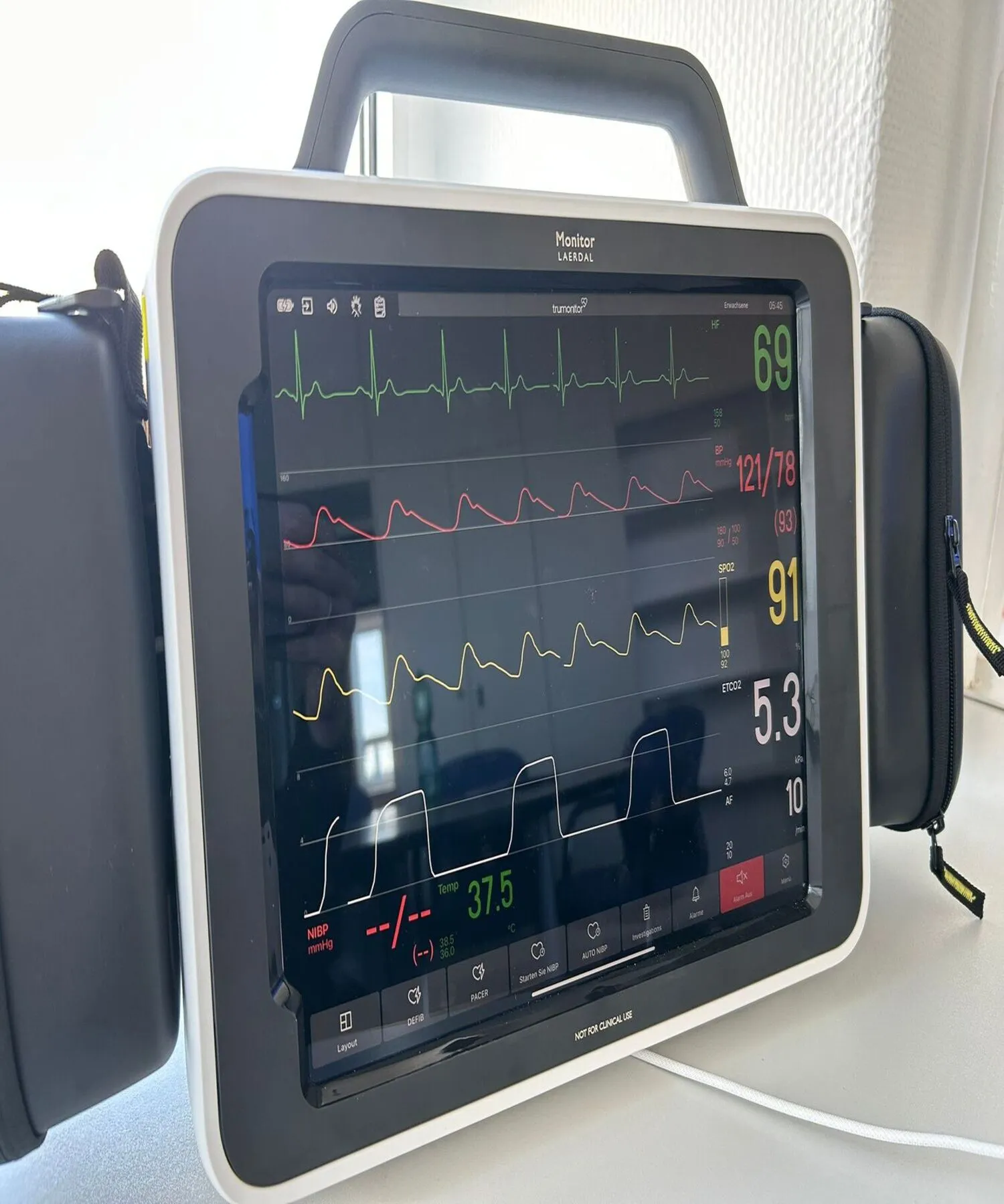 Medizinischer Trainingsmonitor von Laerdal für Simulationstraining mit angezeigten Vitalwerten wie EKG, Blutdruck, Sauerstoffsättigung und Atemkurven