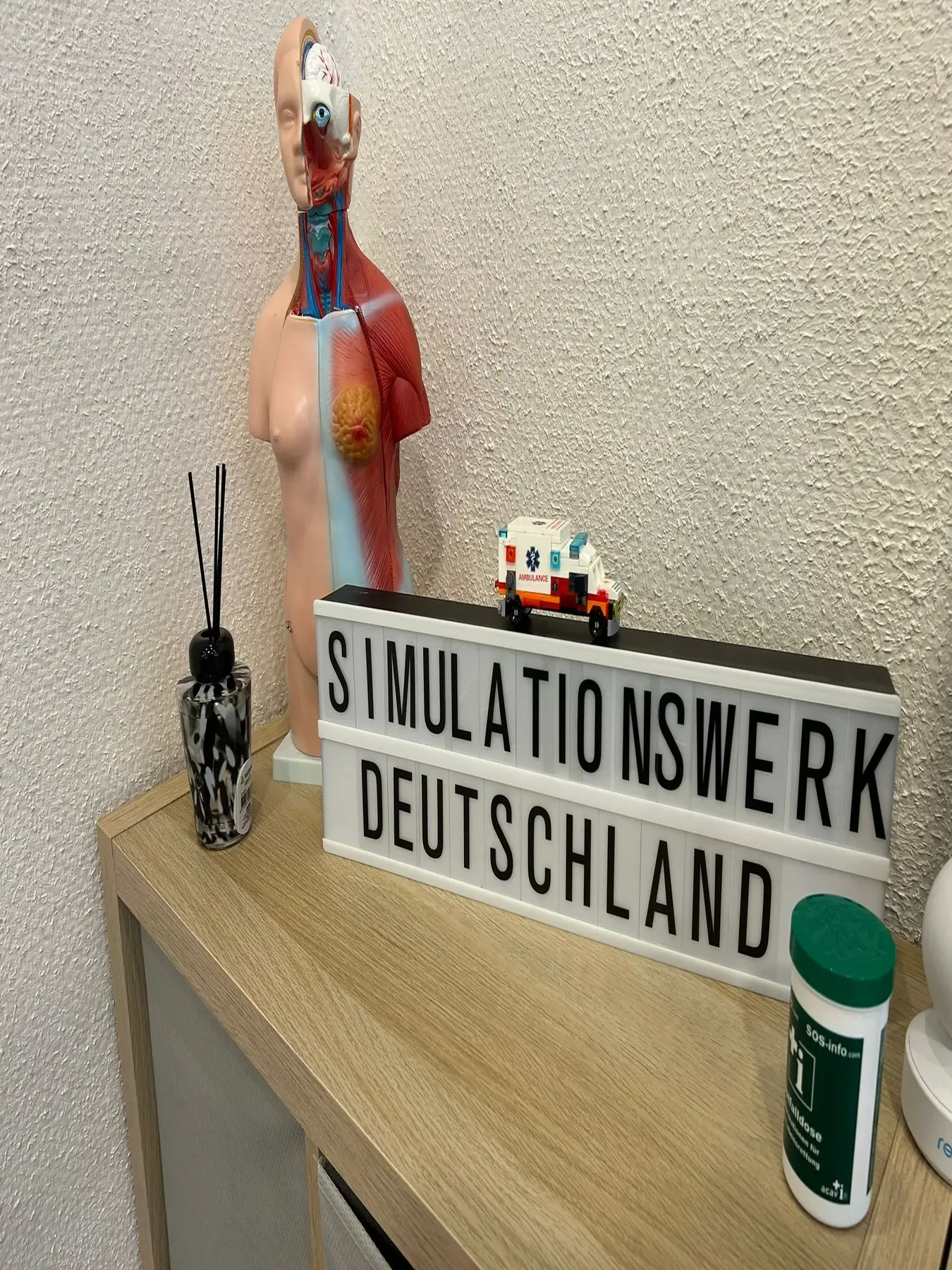 Anatomiemodell, Rettungswagen und Leuchtbox mit Simulationswerk Deutschland im Kursraum für Erste-Hilfe-Trainings