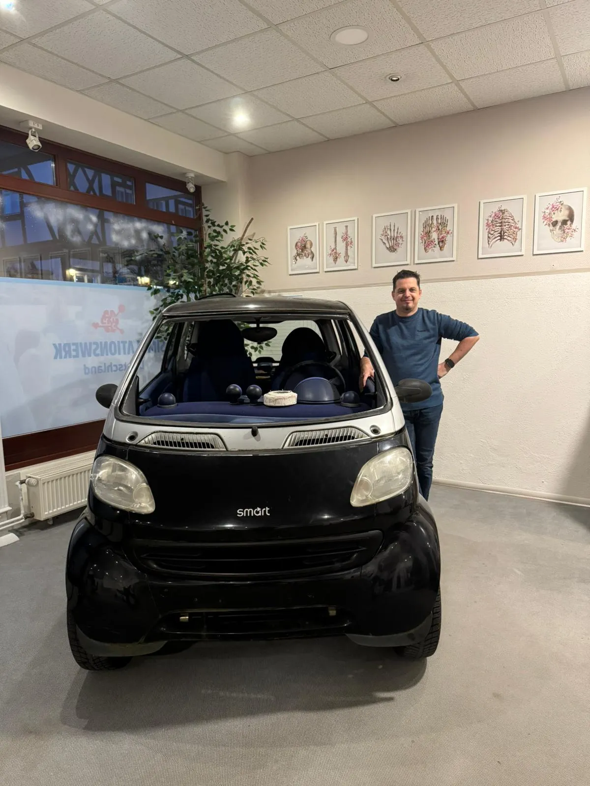 Simulationswerk Deutschland Kai Marasus neben neuem Übungsauto