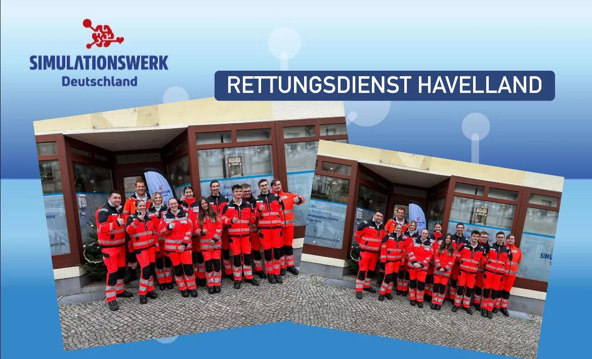 Die Auszubildenden stehen vor dem Eingang des Simulationswerk Deutschland nachdem einen Kurs am Blaulicht Fahrsimulator hatten